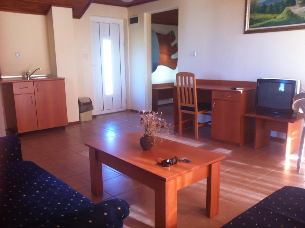 Family Hotel Privileg Slăntjev Brjag Rum bild