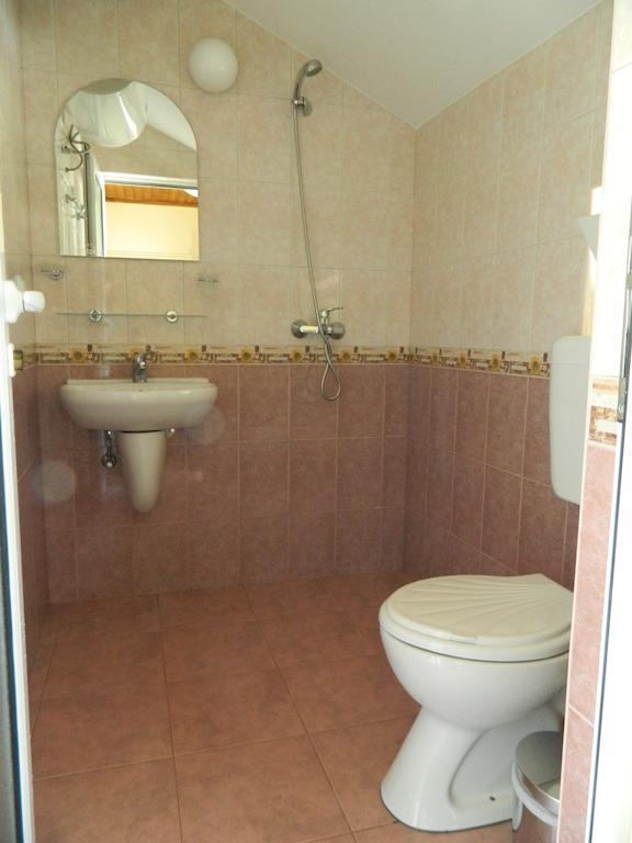 Family Hotel Privileg Slăntjev Brjag Rum bild