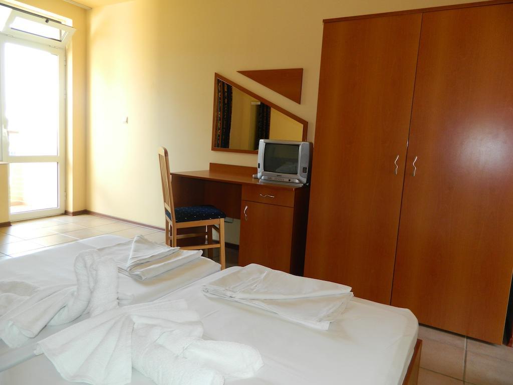 Family Hotel Privileg Slăntjev Brjag Rum bild