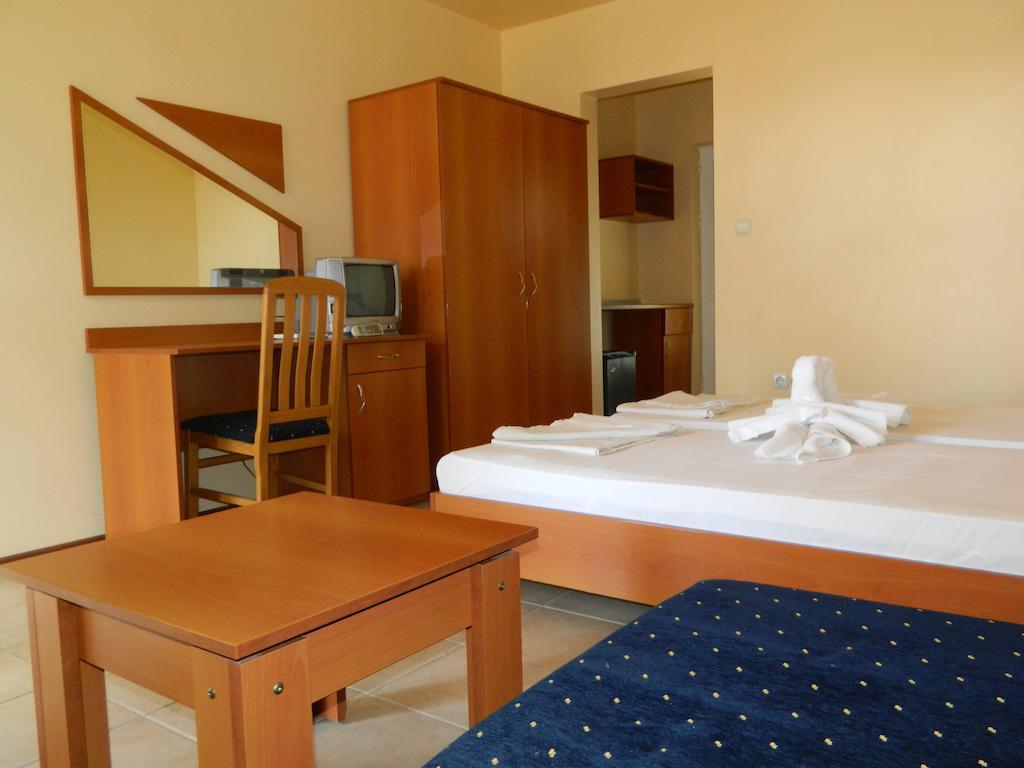 Family Hotel Privileg Slăntjev Brjag Rum bild