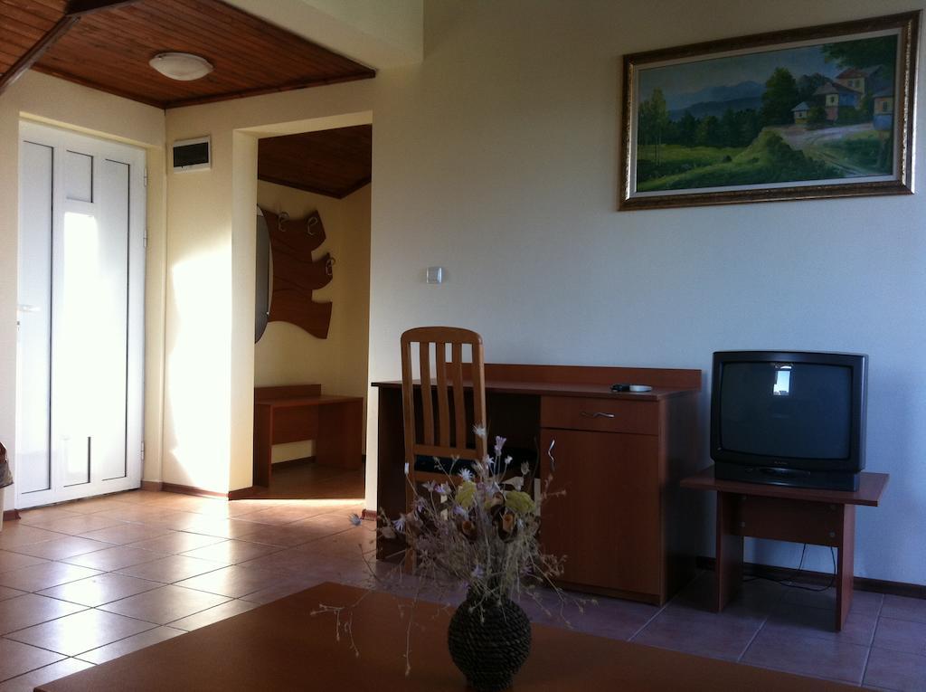 Family Hotel Privileg Slăntjev Brjag Rum bild