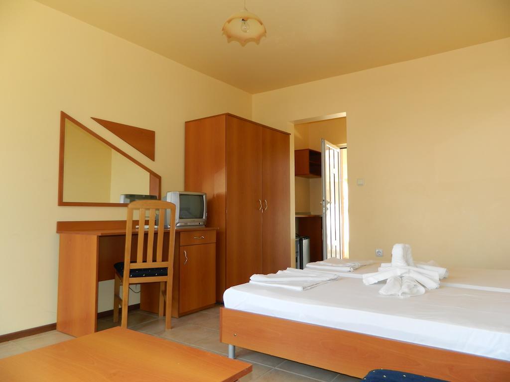 Family Hotel Privileg Slăntjev Brjag Rum bild