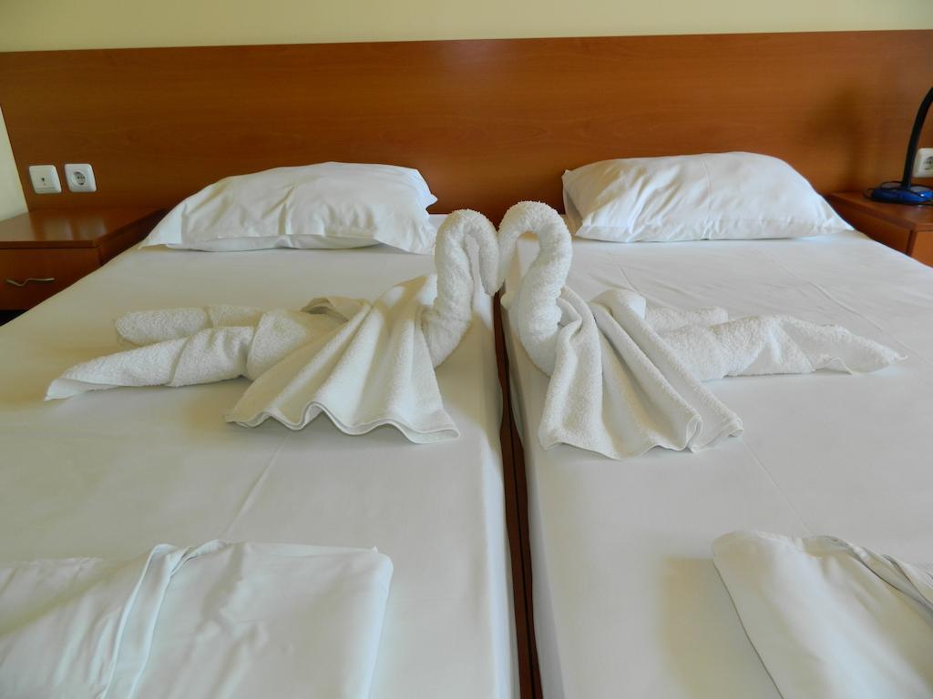 Family Hotel Privileg Slăntjev Brjag Rum bild