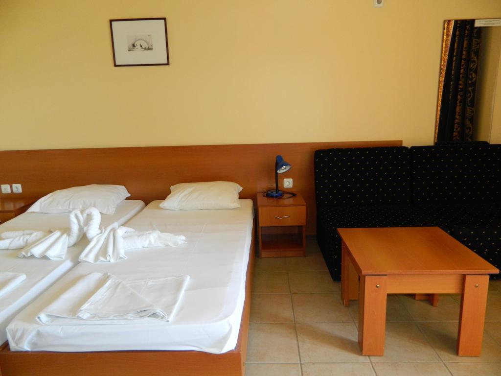 Family Hotel Privileg Slăntjev Brjag Rum bild